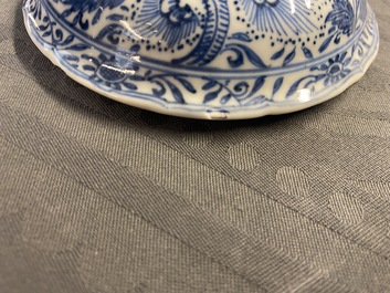 Een Chinese blauw-witte dekselbeker met floraal decor, Kangxi